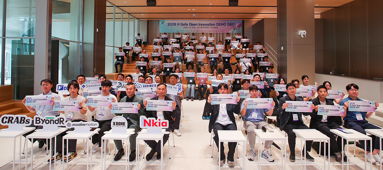 ‘2026년 H-Safe Open Innovation Demo Day’ 행사 이미지 ‘2026 H-Safe 오픈이노베이션 데모데이’ 참가 기업 및 관계자들이 기념촬영을 하고 있다.